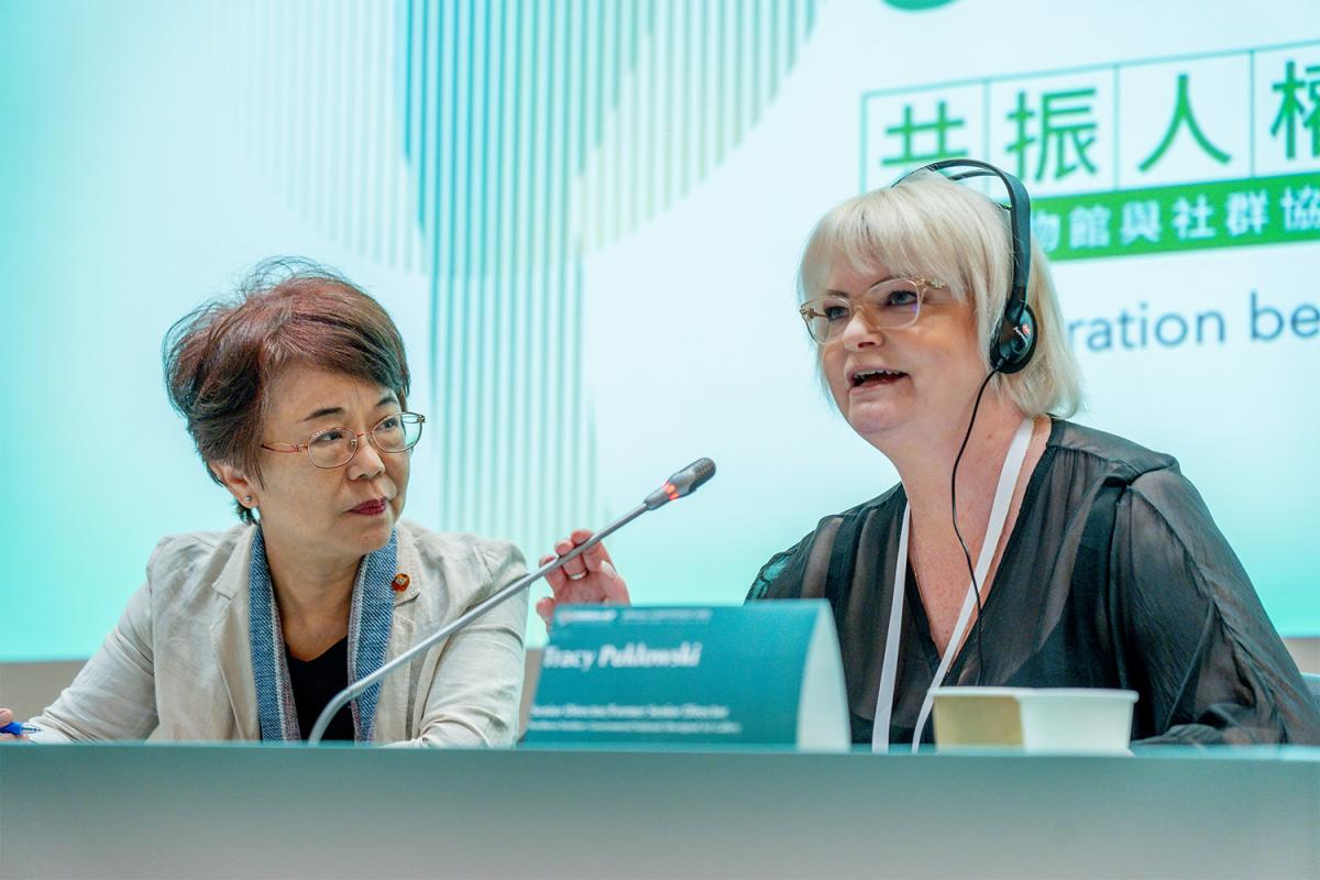 Director Wang Chang-Hua (left) from National Museum of History (NMH); Senior Director Tracy Puklowski (right) from Northern Territory Government, Australia; FIHRM-AP annual conference welcomes presenters both at home and abroad. (Photo by FIHRM-AP)